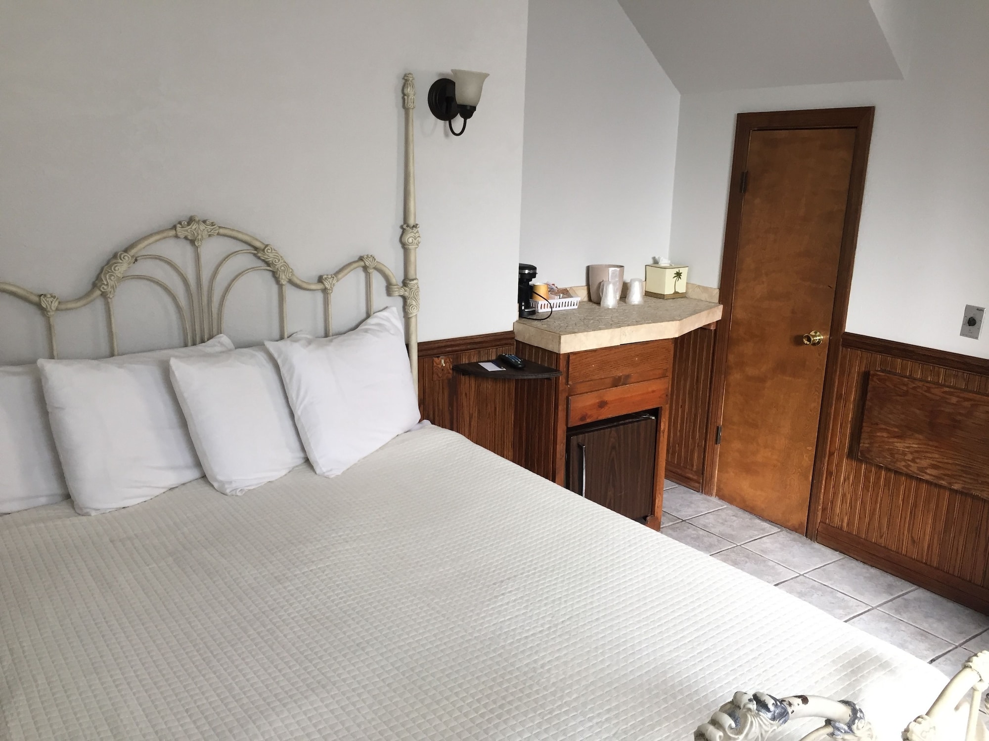 Palm, Queen Bed