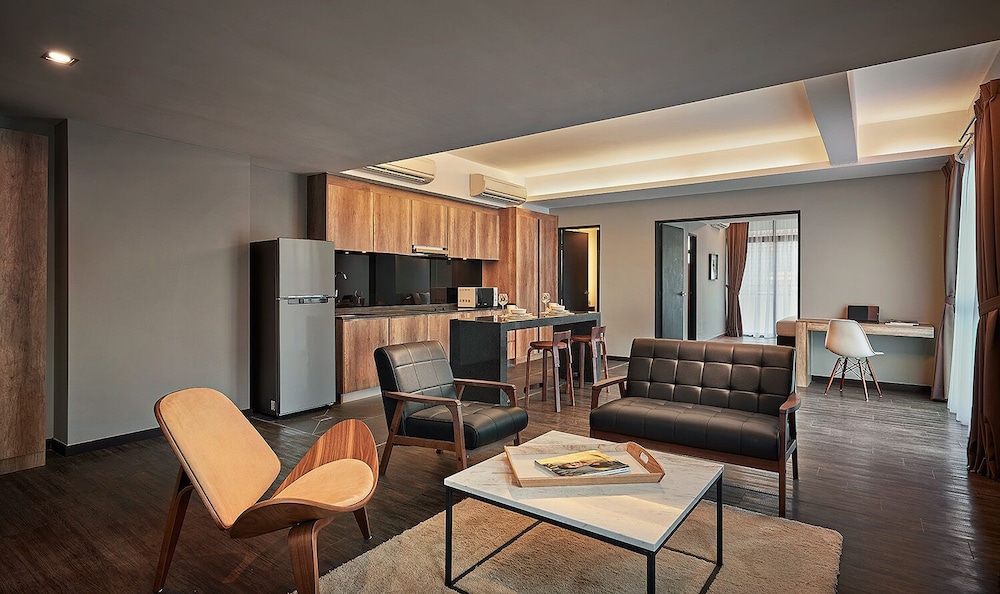 Tropics Eight Suites 35/61
