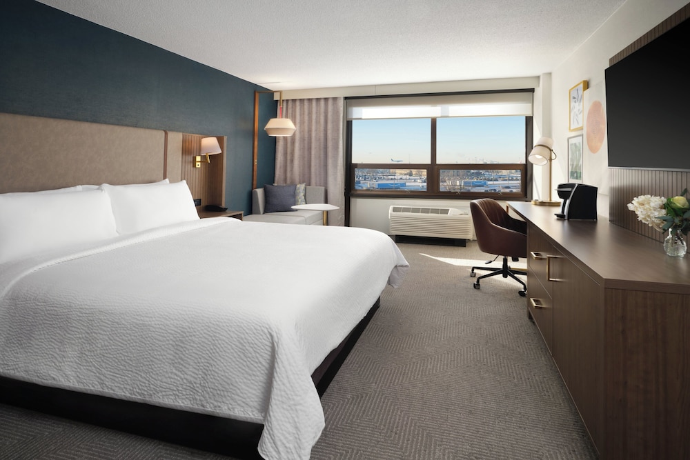 Room, King Bed, Airport View, Accessible