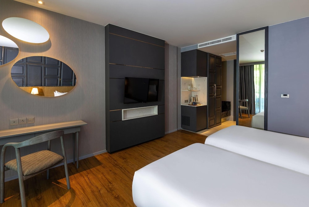 Deluxe, Twin Beds, Wyndham Grand Nai Harn Beach Phuket 3/8