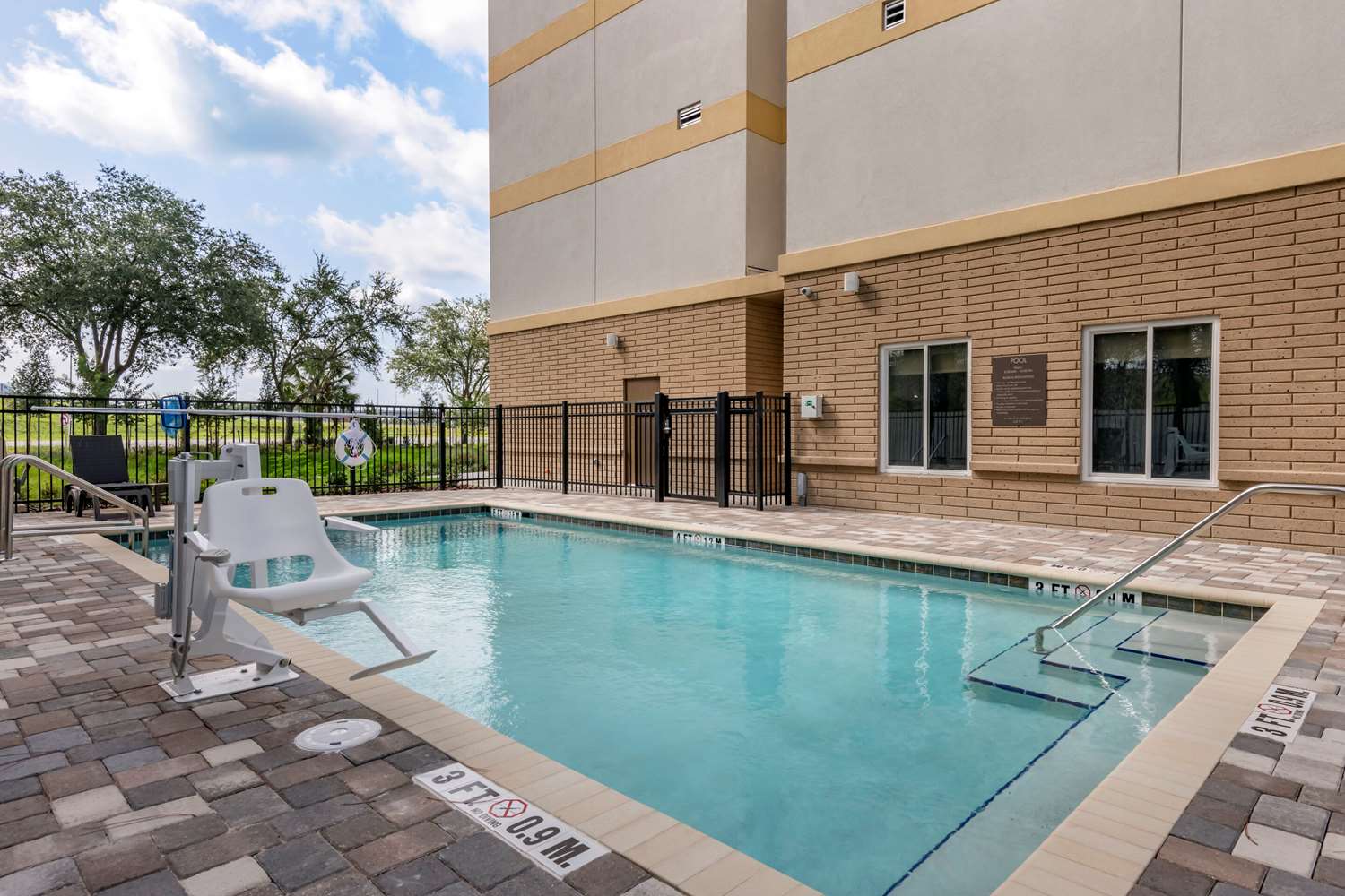 Comfort Suites Daytona Beach-Speedway 35/35