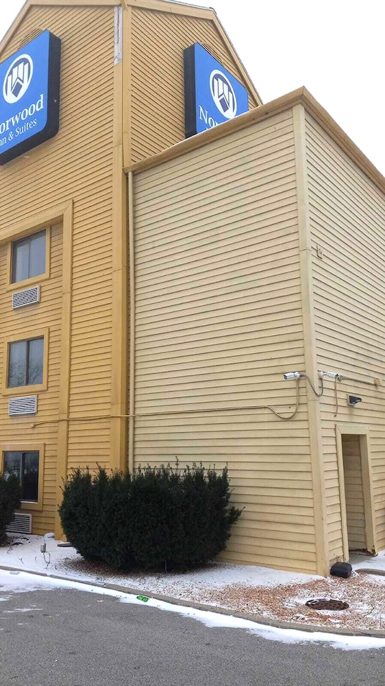Norwood Inn & Suites Milwaukee 38/43