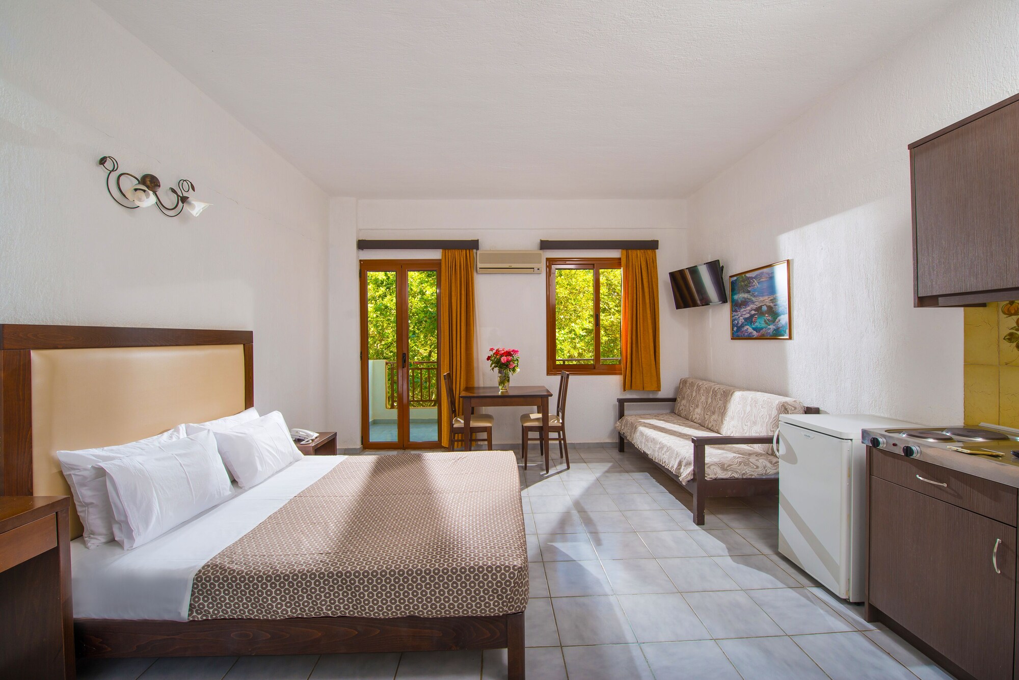 Deluxe, Queen Bed, South Coast 2/8