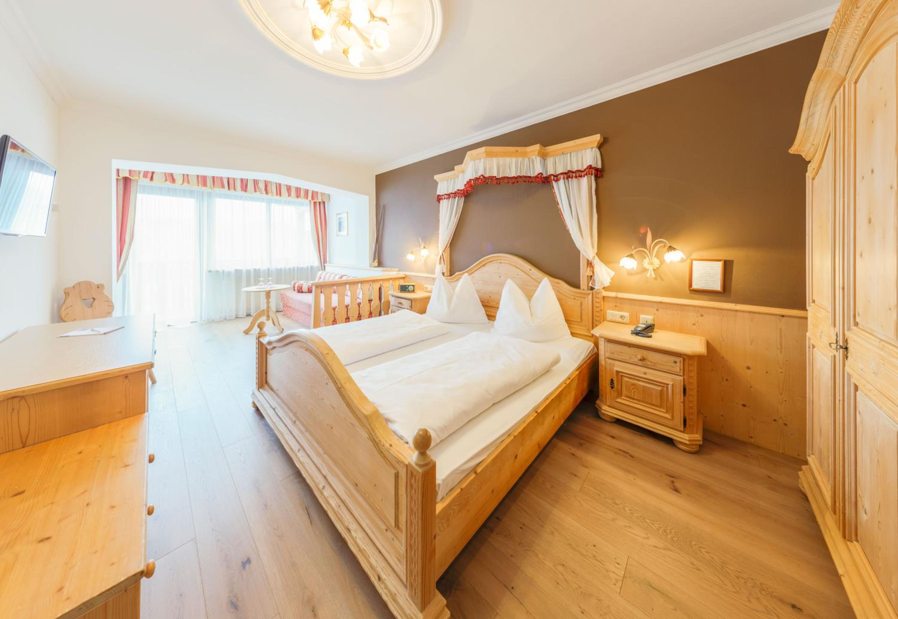 غرفة كومفورت بسرير مزدوج بإطلالة على الجبل بشرفة، Granpanorama Hotel StephansHof 3/5