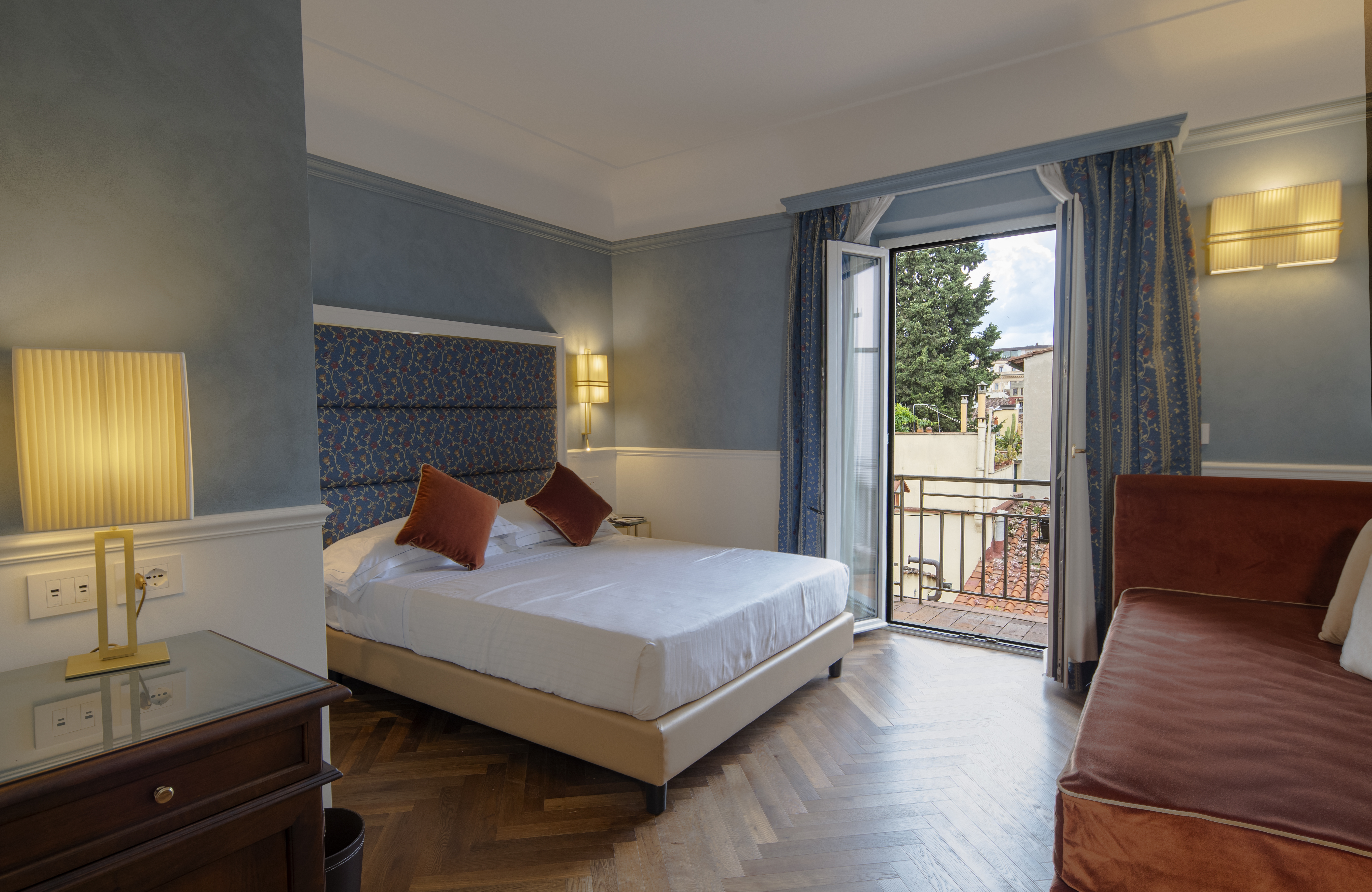 Room, Balcony