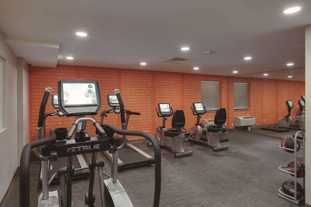 La Quinta Inn & Suites by Wyndham Detroit Metro Airport 26/55