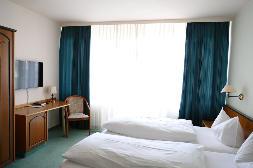 ROOM, DOUBLE BED
