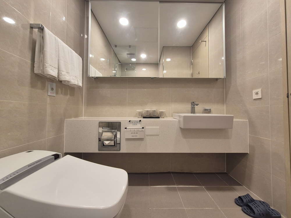 Incheon Airport Global Hotel and Suites 41/44
