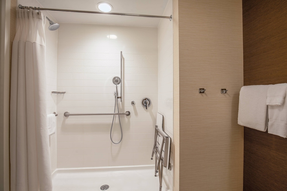FAIRFIELD INN & SUITES CHICAGO DOWNTOWN/RIVER NORTH 8/47