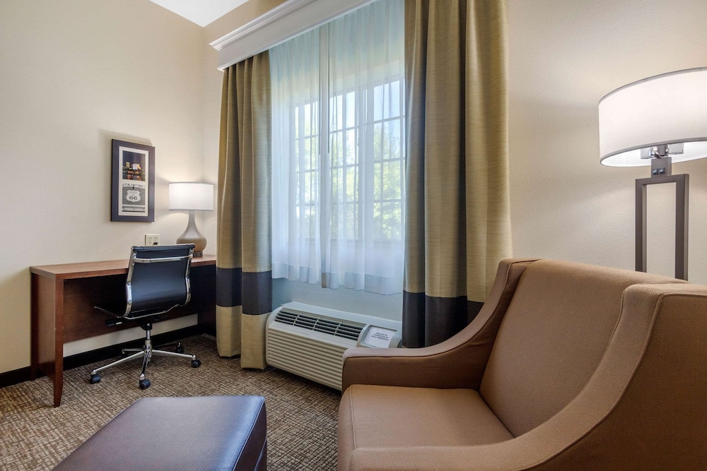 Comfort Inn & Suites Glenpool 20/32