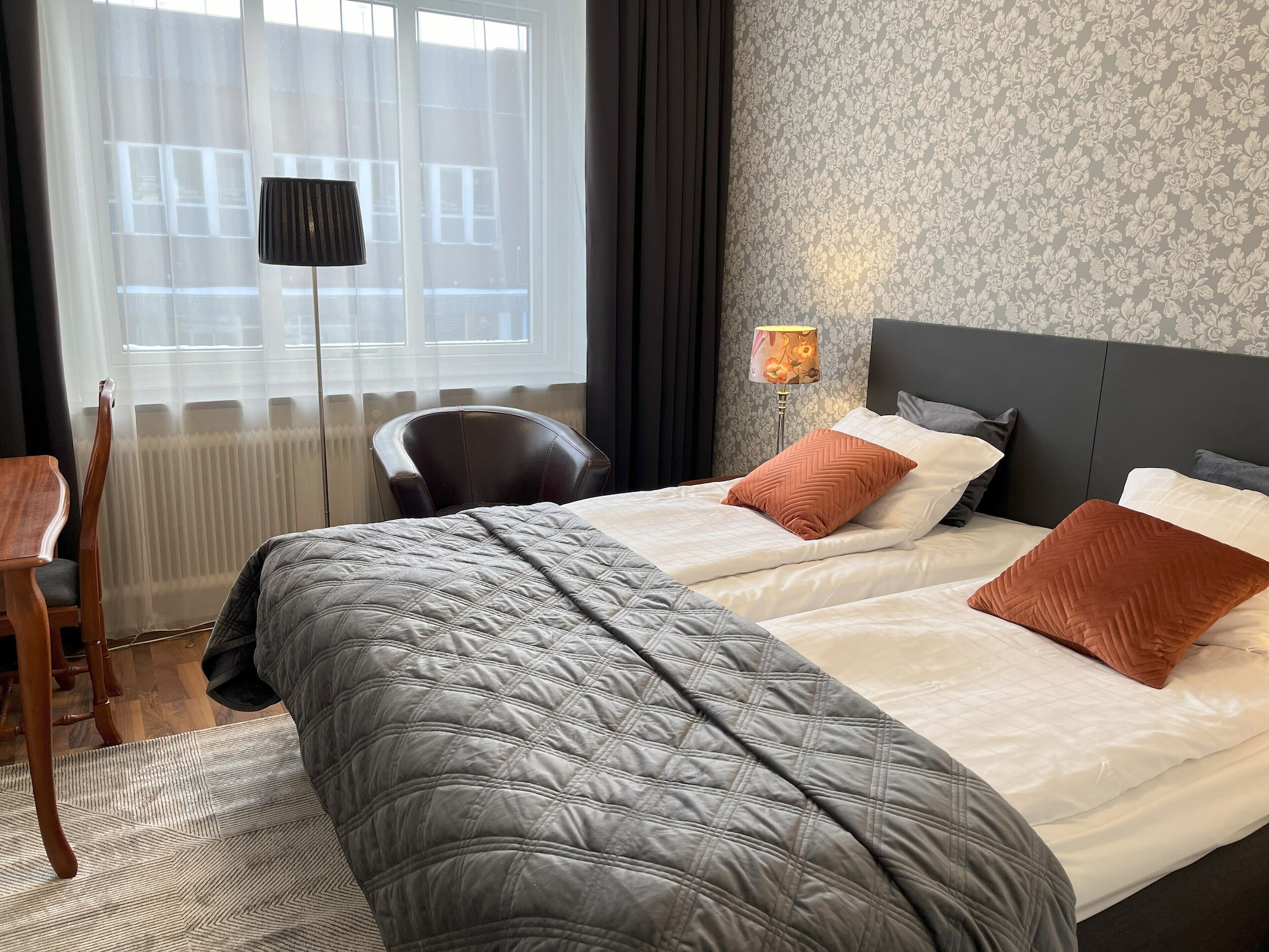 Standard, Queen Bed