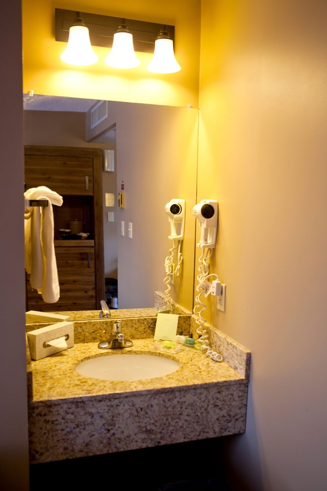 Tonquin Inn Jasper Hotel 6/37