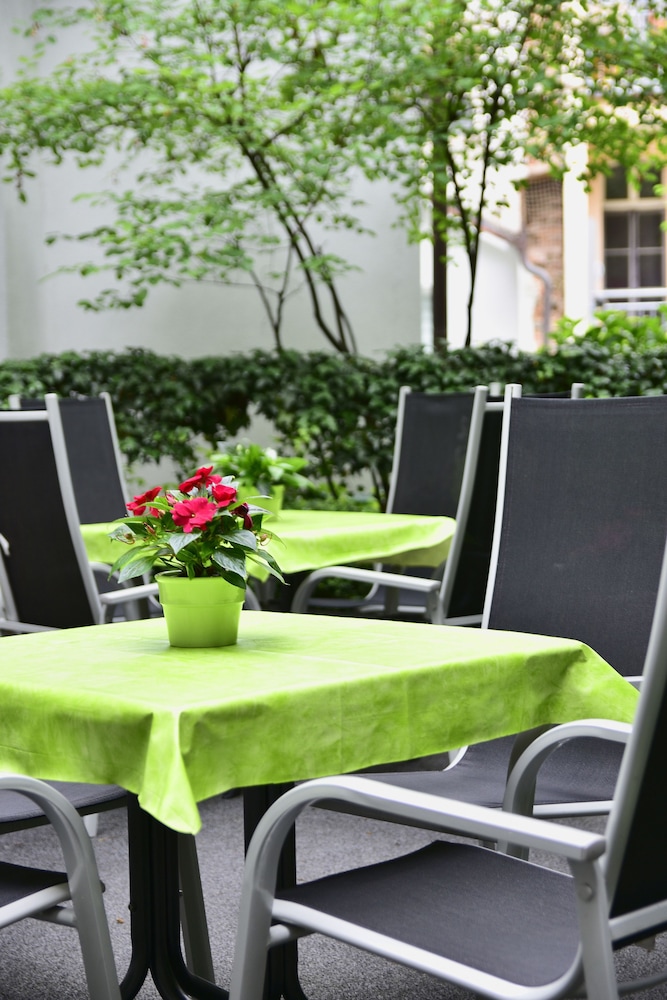 Garden Hotel 37/40