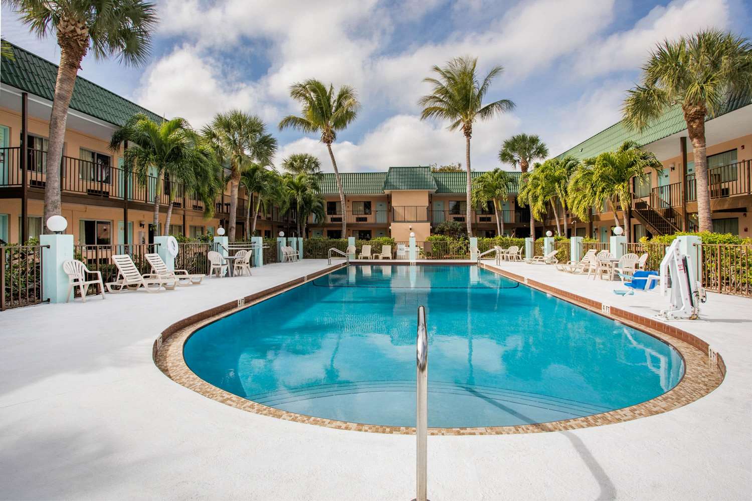 Super 8 By Wyndham North Palm Beach 55/58