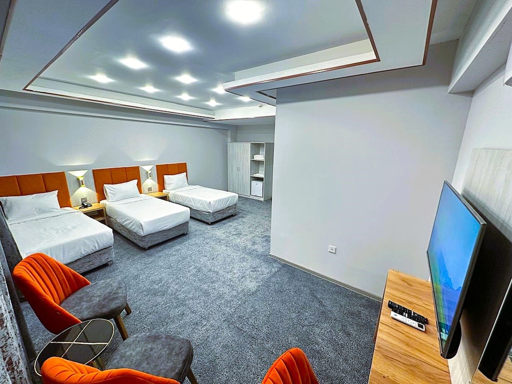 ROOM, TRIPLE, CITY VIEW