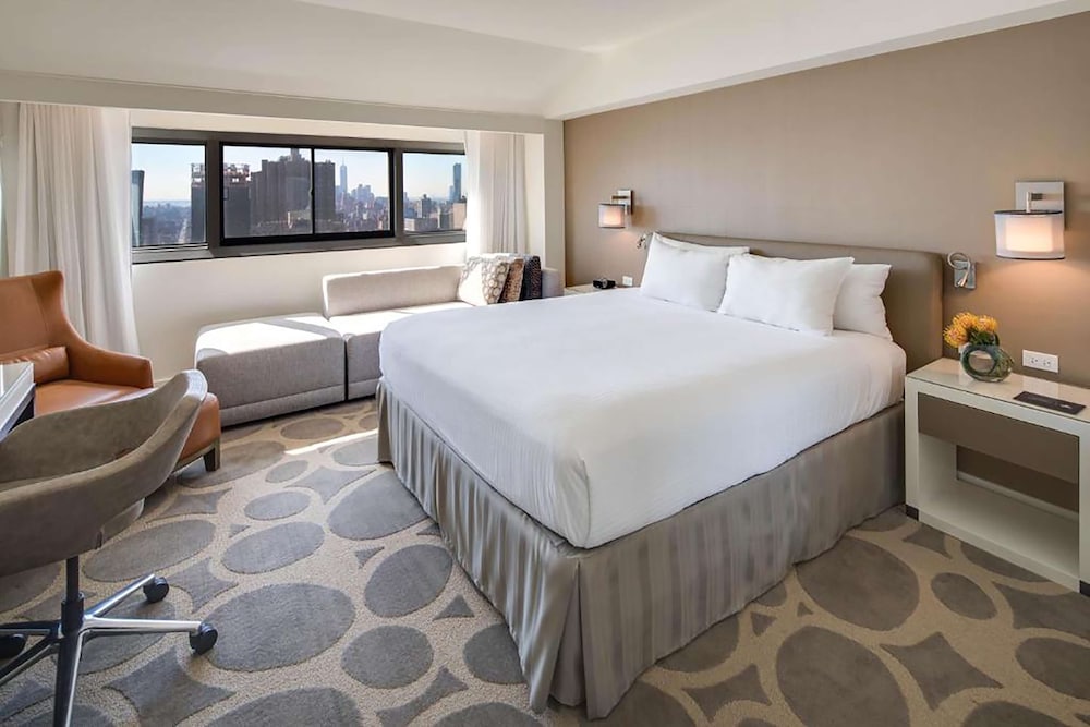 ROOM, QUEEN BED