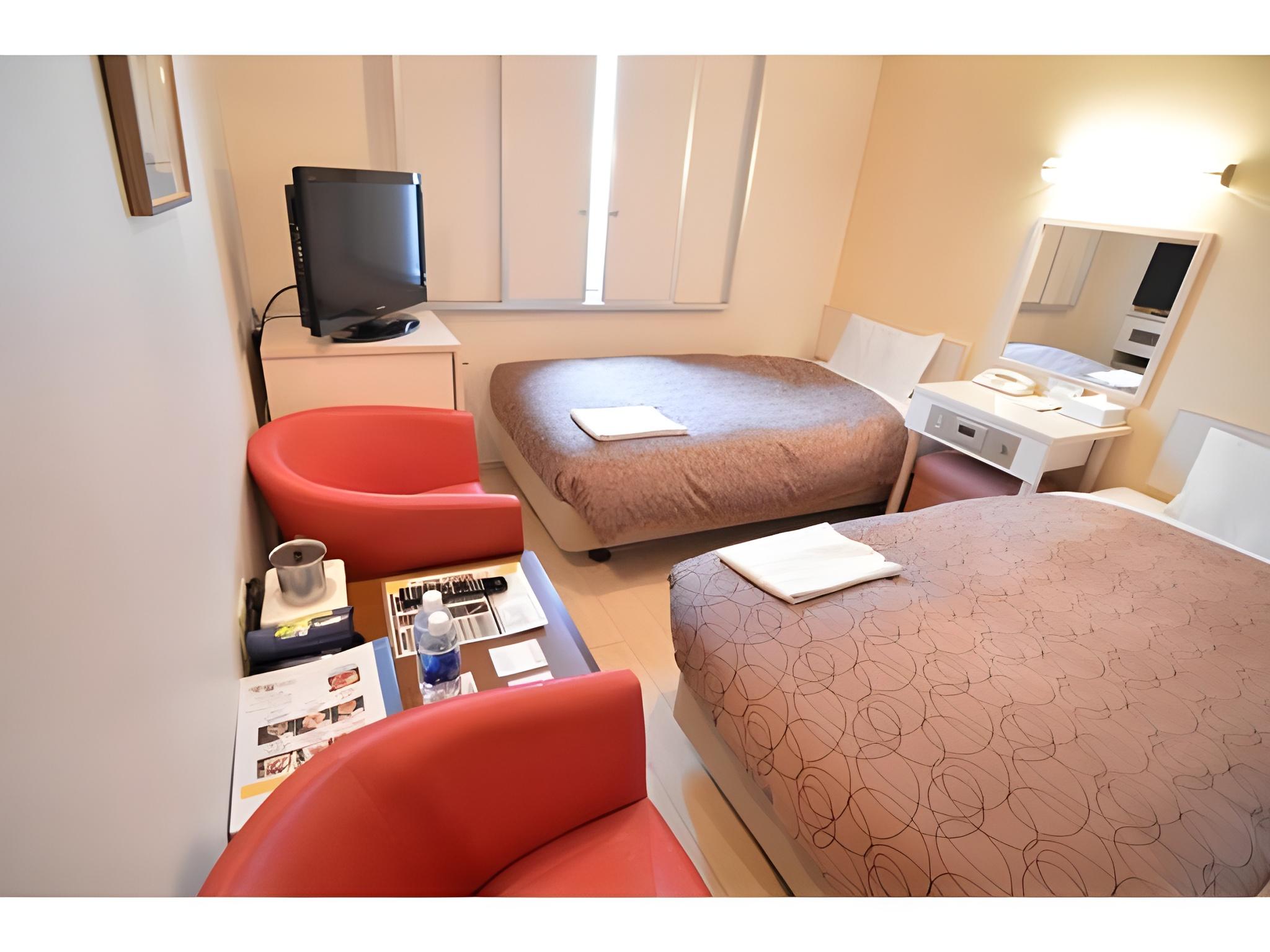 White, Twin Beds, Small, Smoking