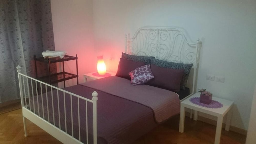 ROOM, DOUBLE OR TWIN BED, SHARED BATHROOM