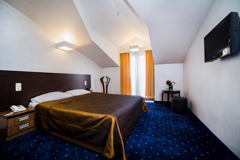 Cascade Hotel 22/46