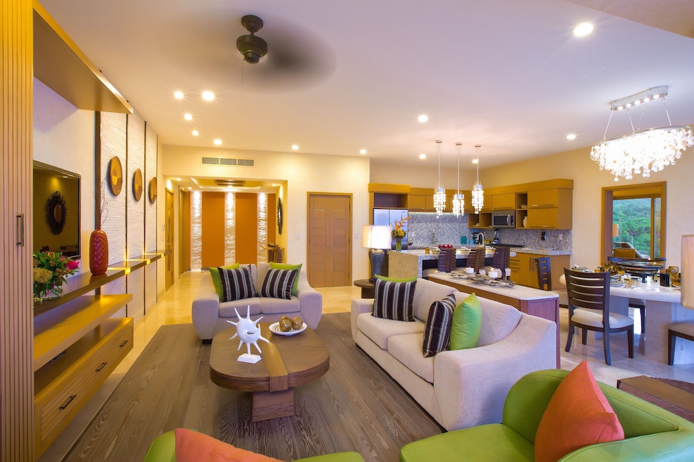 Garza Blanca Residences 44/74