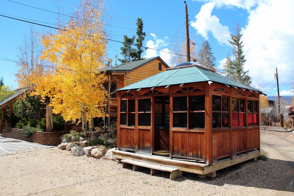 Spirit Lake Lodge and Snowmobile Rentals 1/63