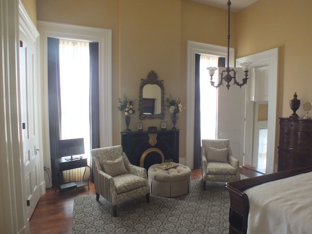The Pepin Mansion Historic B&B 32/50