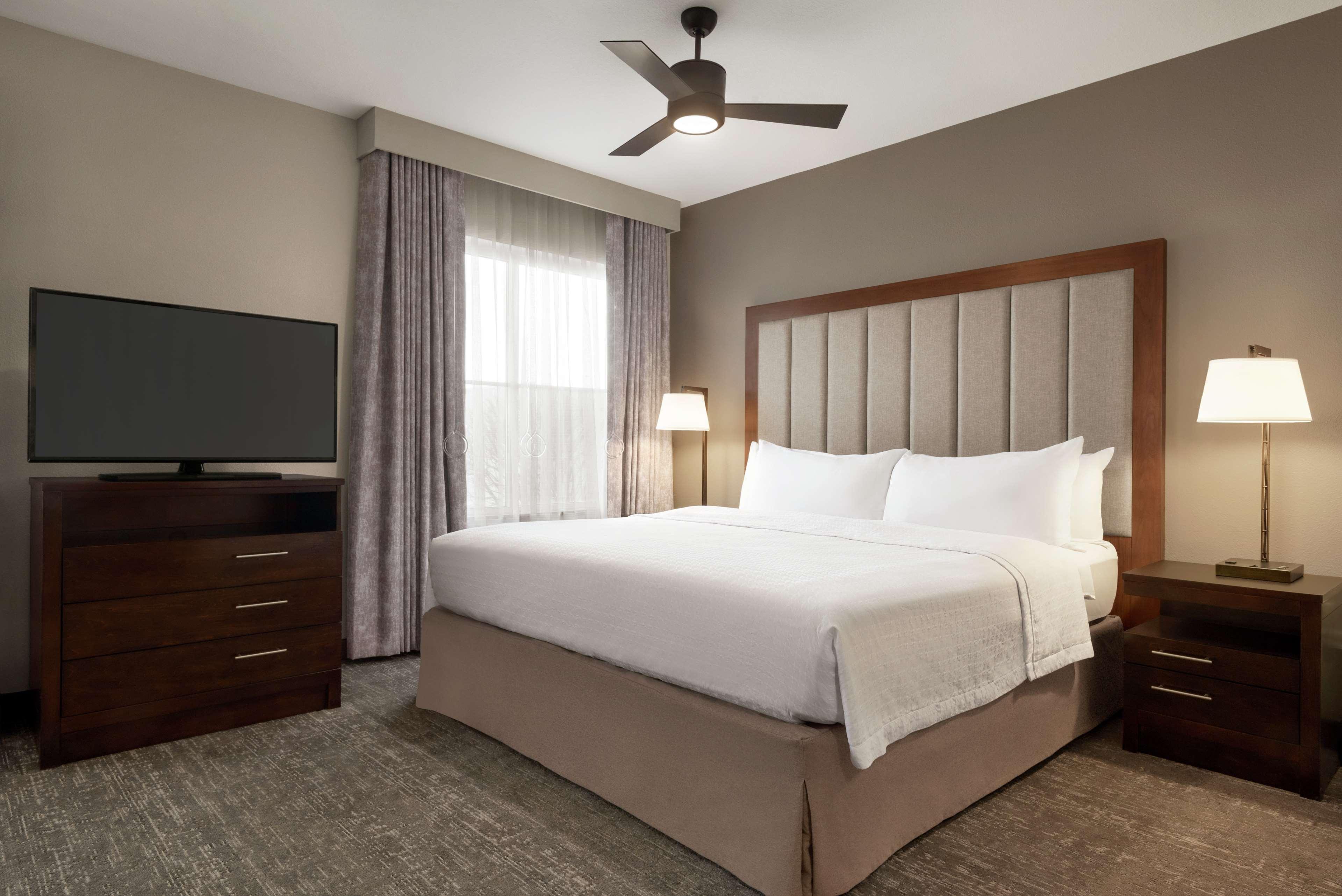 1 BEDROOM, SUITE, KING BED
