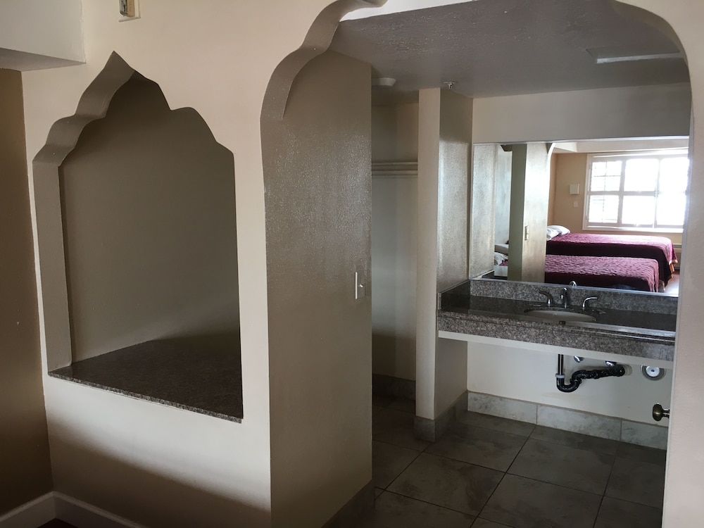 Travelodge By Wyndham Harbor City 16/29