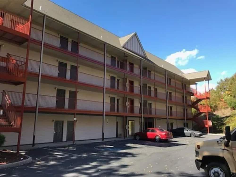 Days Inn by Wyndham Waynesville NC 6/27
