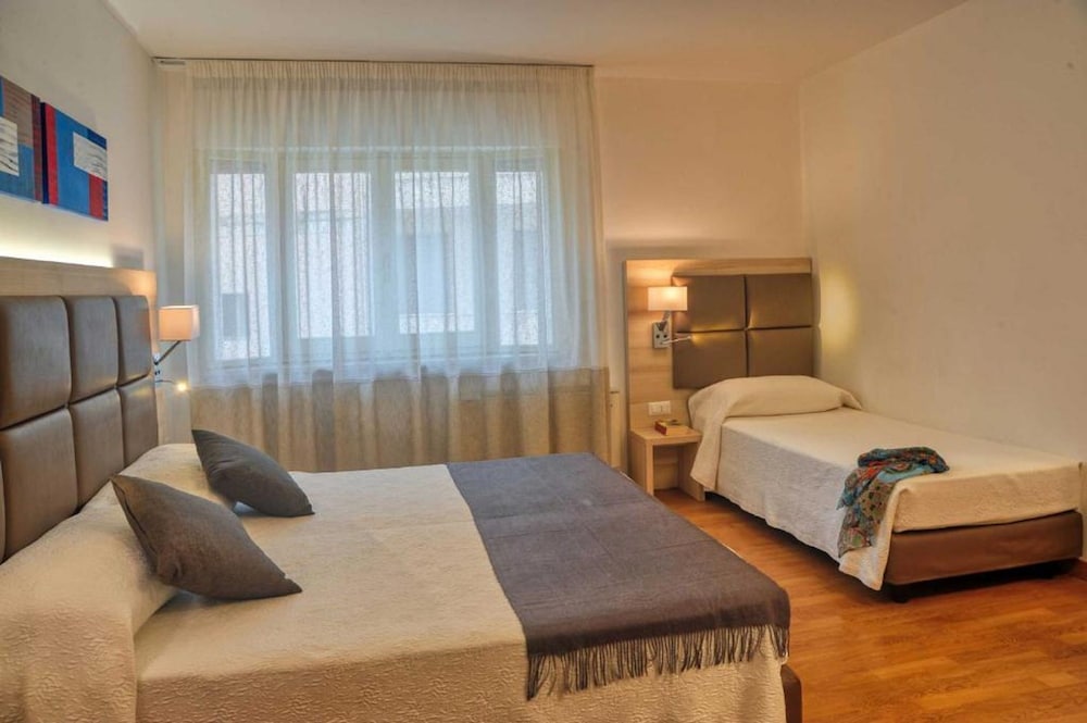 Hotel Albania 32/73