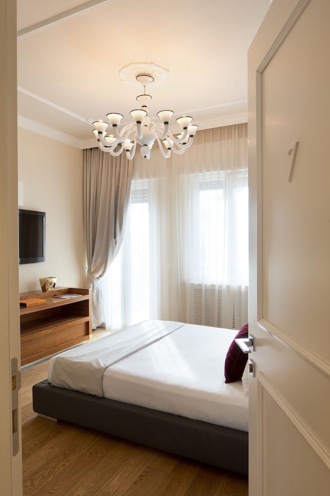 ROOM, DOUBLE BED, CITY VIEW, LARGE