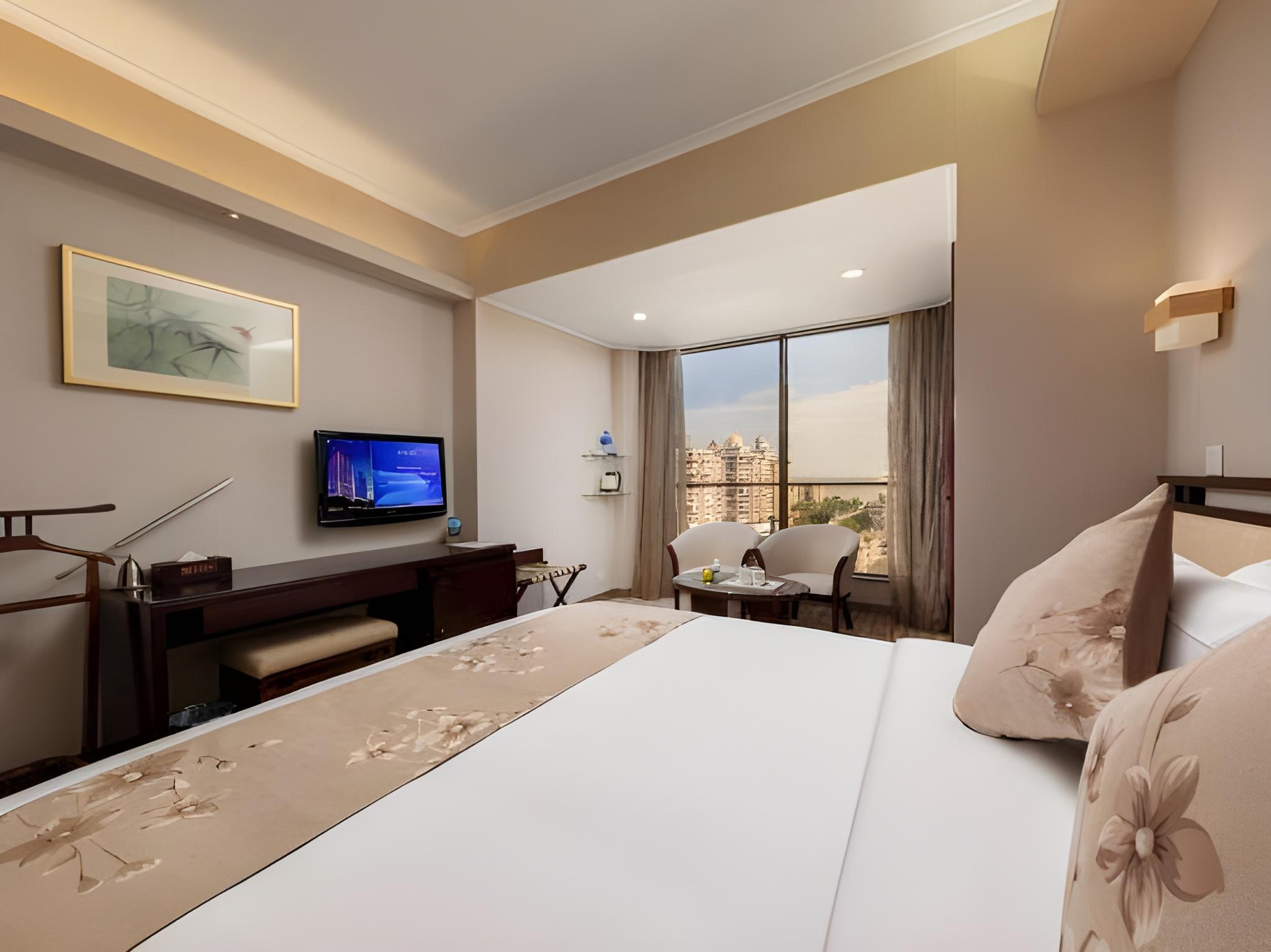 غرفة كومفورت بسرير كوين، Guangdong Hotel Zhuhai Ex Guangdong Regency 2/4