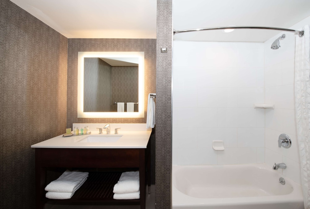 DOUBLETREE BY HILTON HOTEL AND SUITES CHARLESTON AIRPORT 16/60
