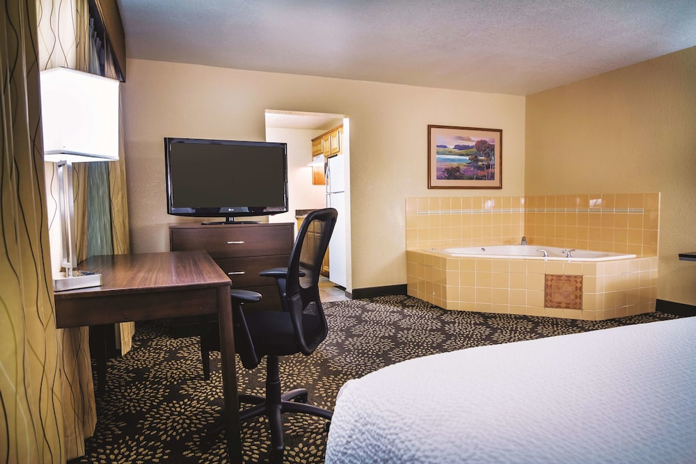 La Quinta Inn & Suites by Wyndham Las Vegas Red Rock 19/42