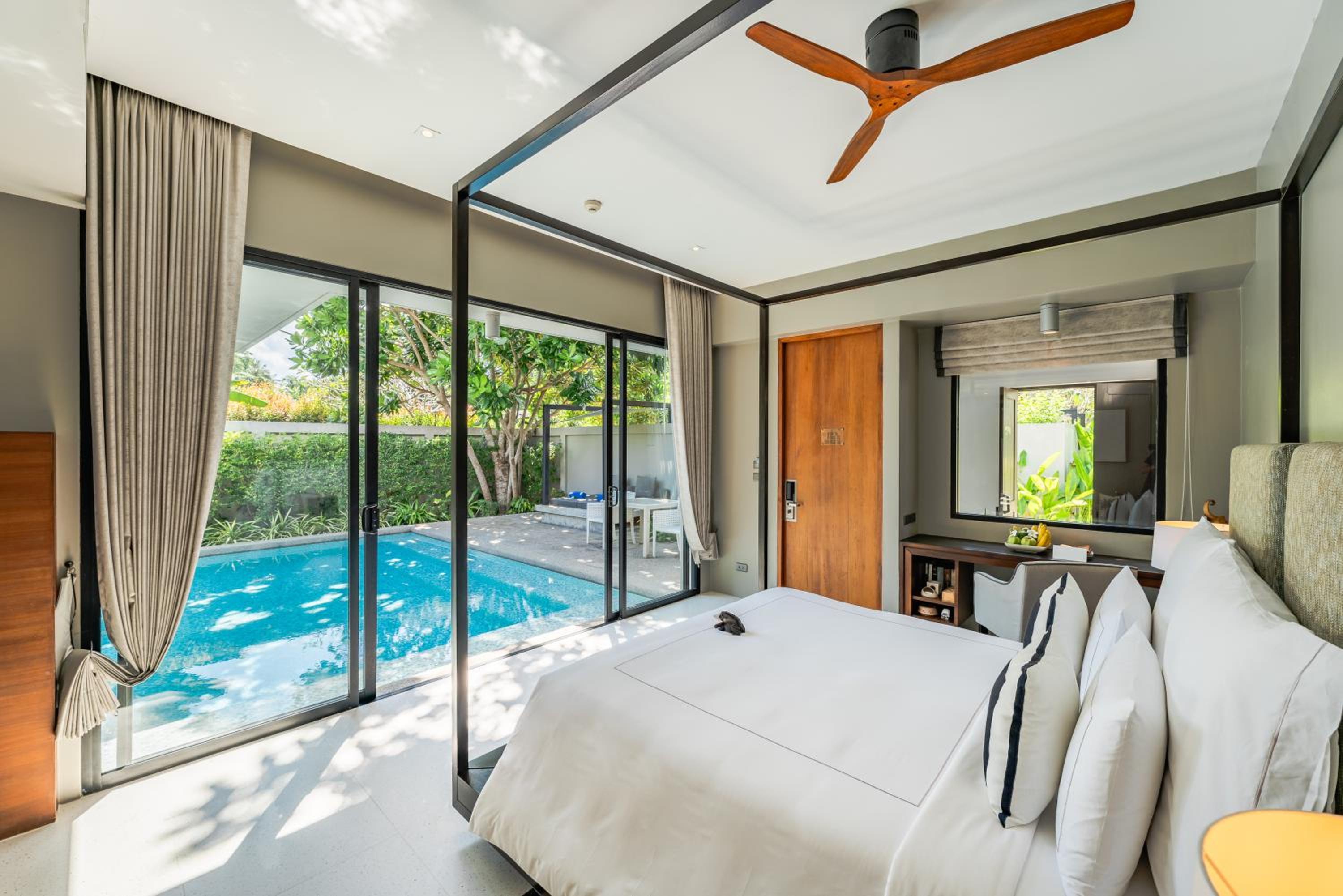 Pool, Club, Villa