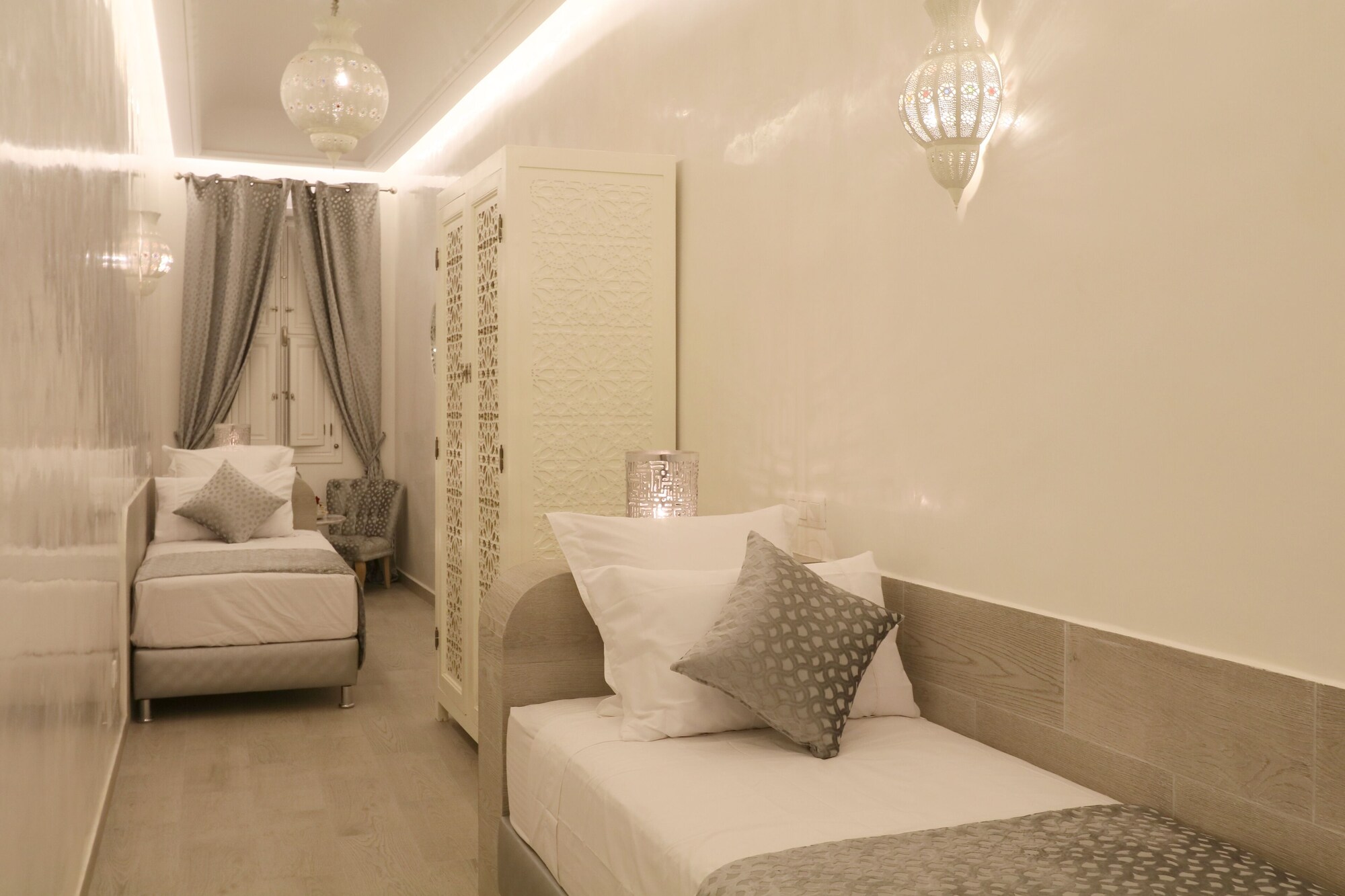 DELUXE, TWIN BEDS