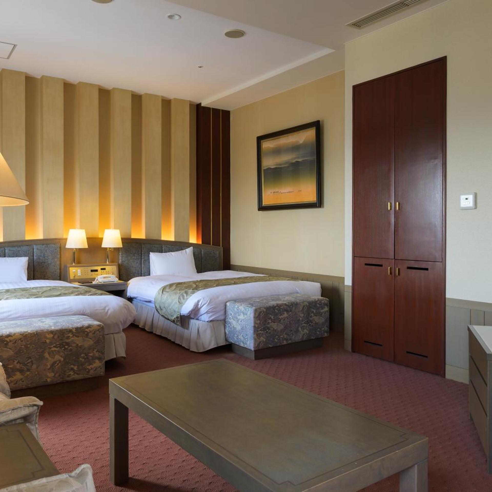 Royal, Suite