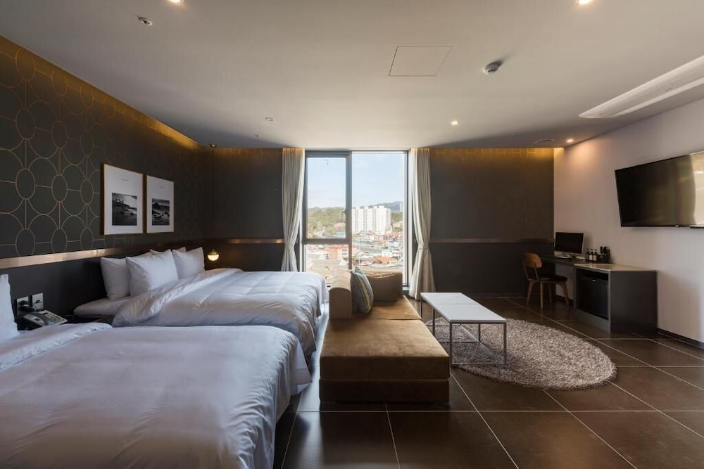 SUPERIOR, TWIN BEDS, CITY VIEW