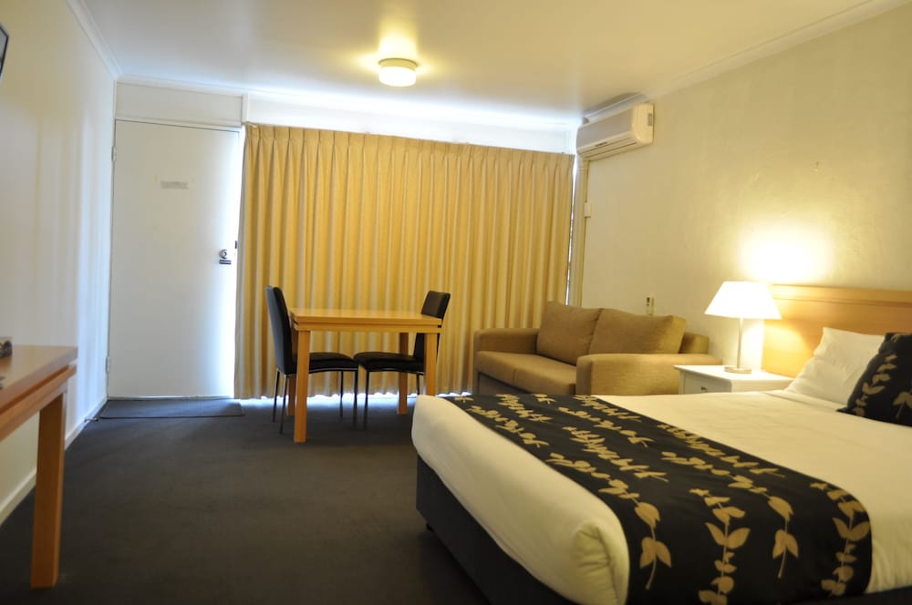ALBURY BURVALE MOTOR INN 3/47