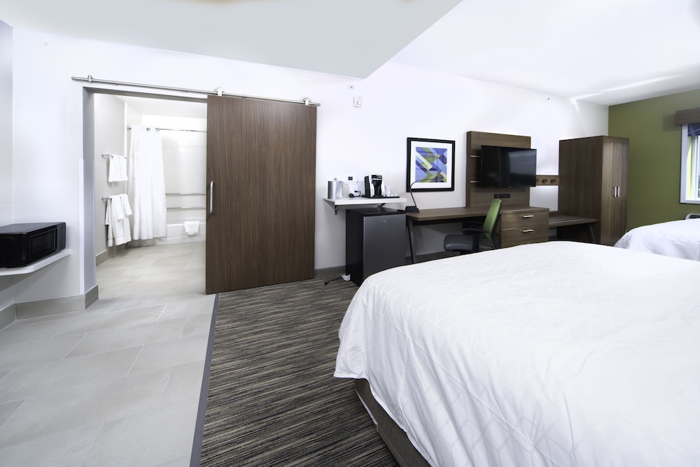 Holiday Inn Express & Suites Fort Myers Airport 13/54