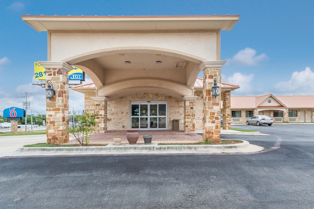 Motel 6 Floresville Tx 5/42