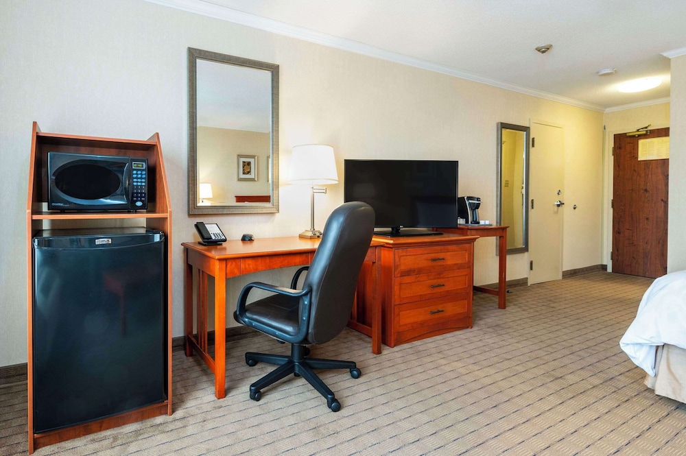 Allure Hotel & Conference Centre 41/50