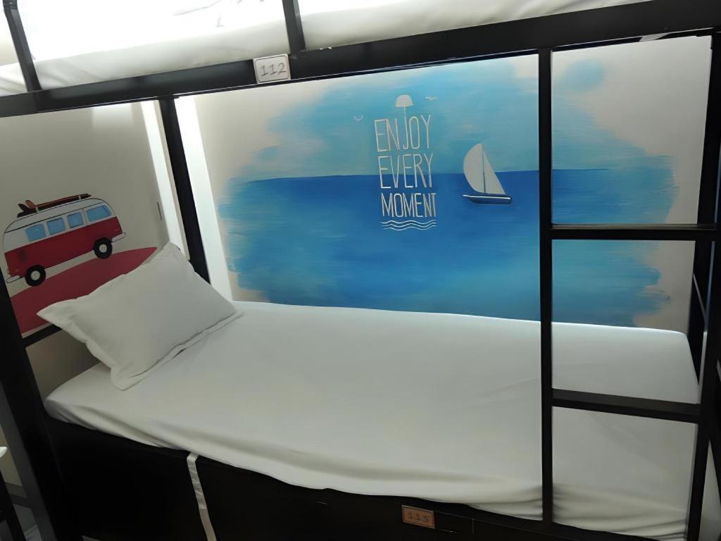 Ha Long Happy Hostel - Adults Only 21/26