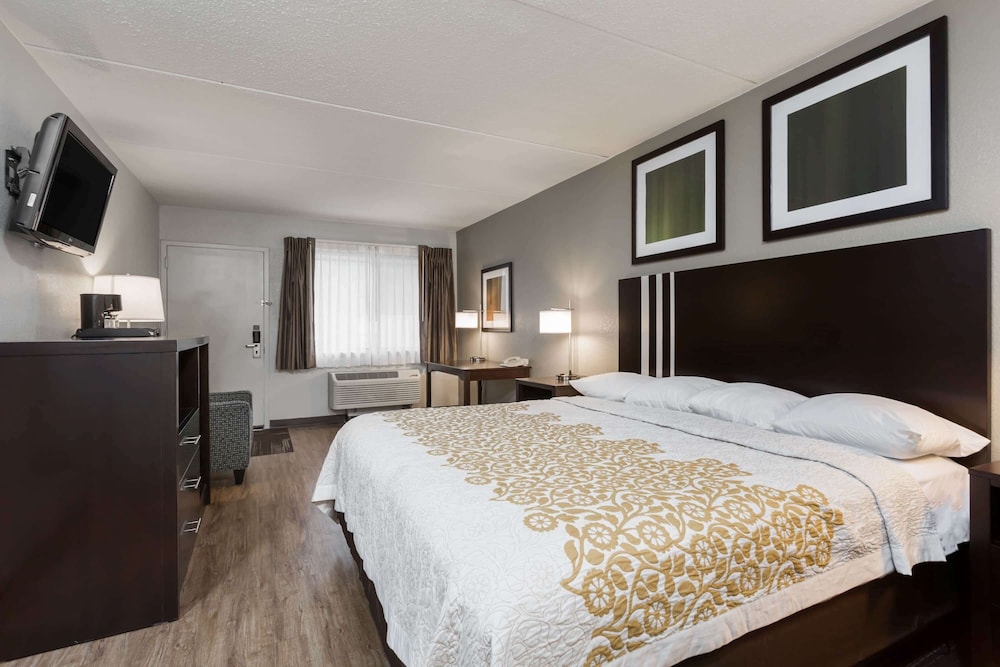 Days Inn by Wyndham Harrisburg North 12/32