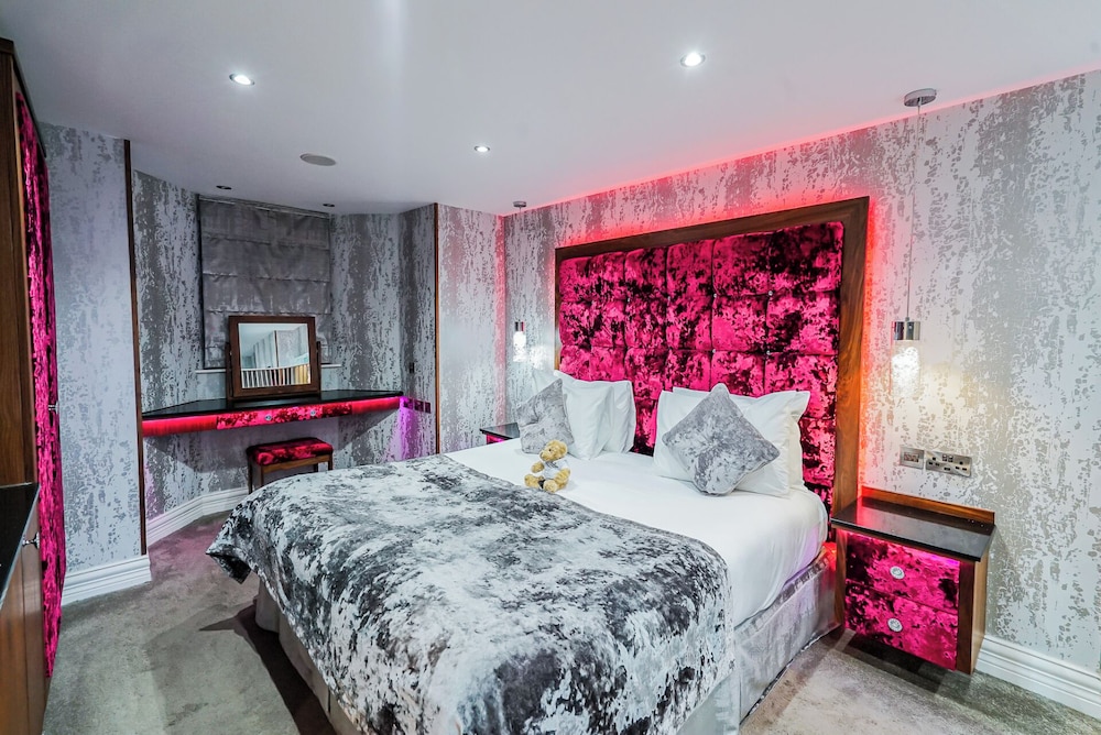 Escape, King Bed