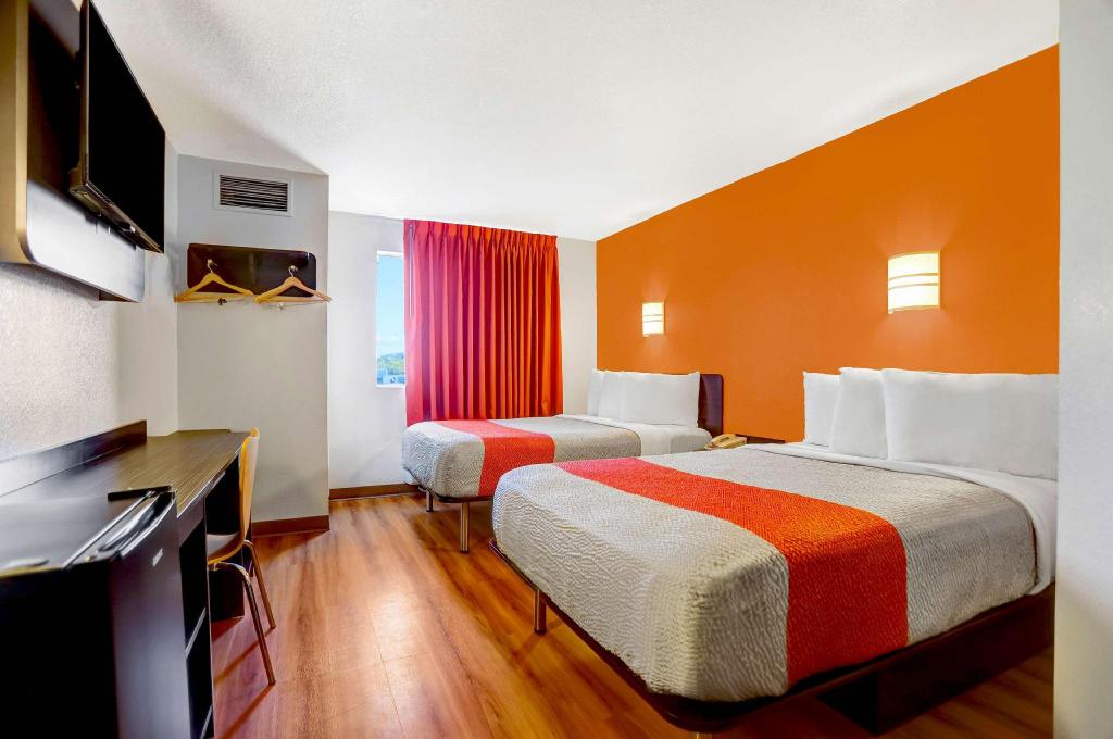 2 Full Beds - Non-Smoking