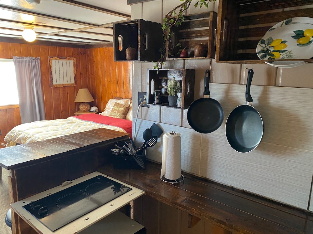 Roundtop Mountain Motel 11/33