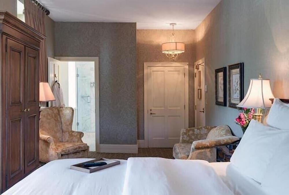 DELUXE, KING BED