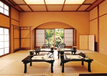 Hohoemino Kuyufu Tsuruya 47/53