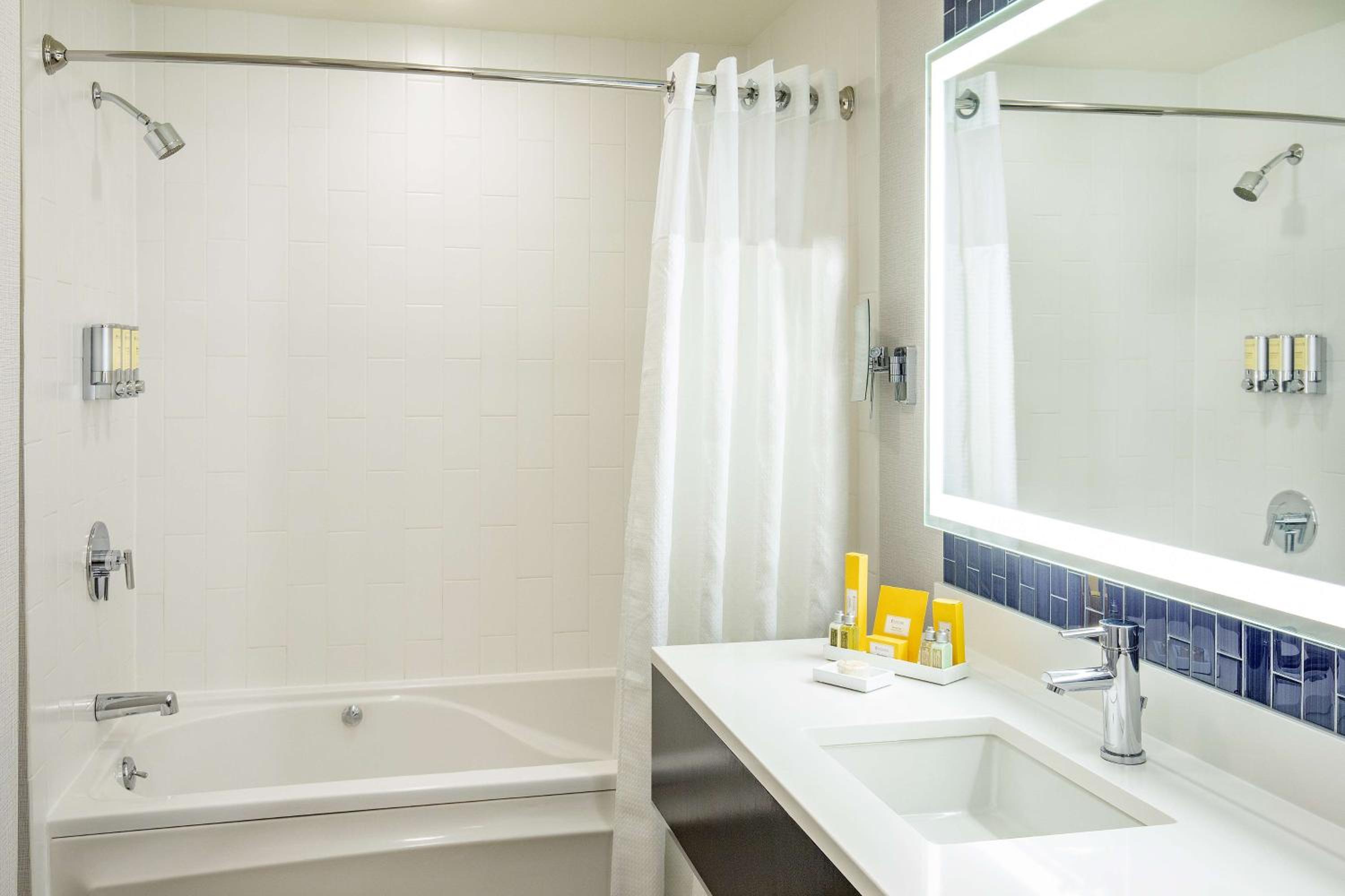 Executive, Suite, King Bed, River View, West Tower